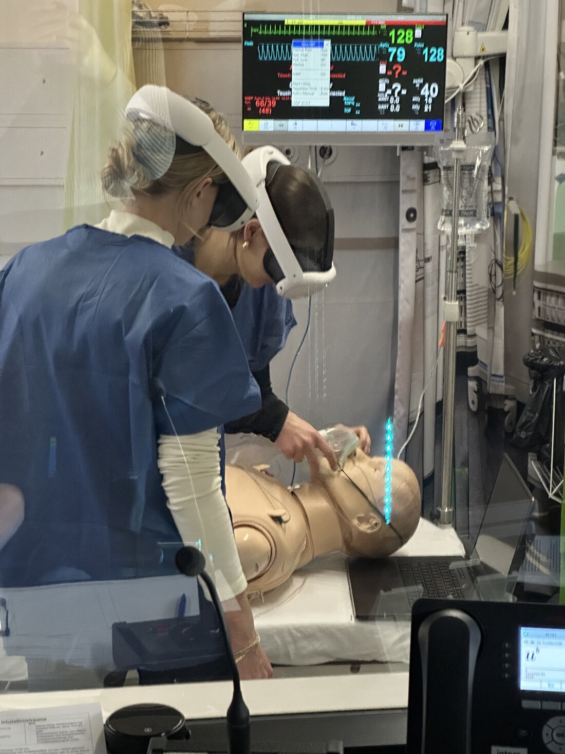 ARAISE — Training mit Mixed-Reality-Headset an der Simulationspuppe im Simulationszentrum BESIC